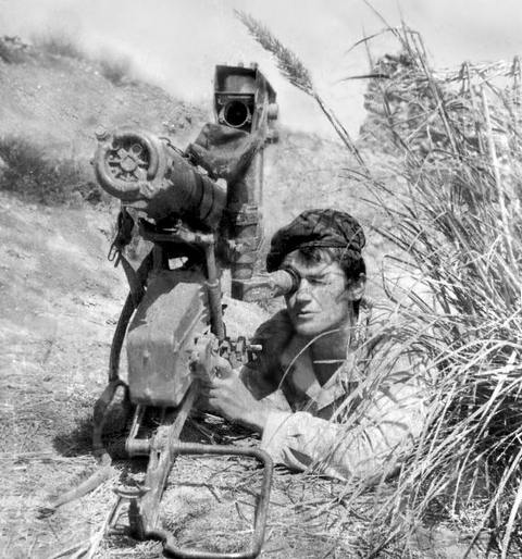 Мусиенко с ПТРК - противотанковым ракетным комплексом. В Афгане его отряд называли смертниками. Фото из личного архива Александра Мусиенко