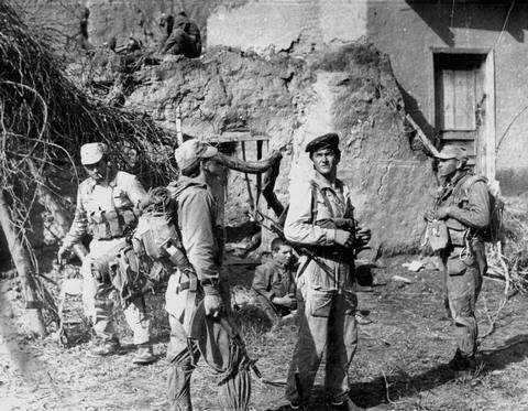 Александр Мусиенко (на переднем плане) в кишлаке Кая-Кан, провинция Лагман, АФганистан. Фото из личного архива Александра Мусиенко
