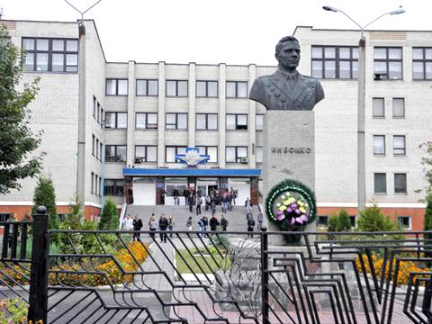 Не в медiнститутi Москви, а саме ось тут, у Козятинському училищi, й навчався псевдопрофесор Слюсарчук.  
