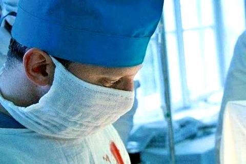 Фото з особистої сторiнки Андрiя Слюсарчука «ВКонтактi». Чи справдi лiкар без диплома оперує хворих людей?  