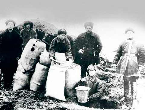 1930. Ставропольский край. Члены рабочей бригады изымают хлеб у кулаков