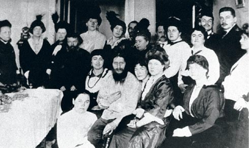 Григорий Распутин (в центре снимка) с группой придворных дам  