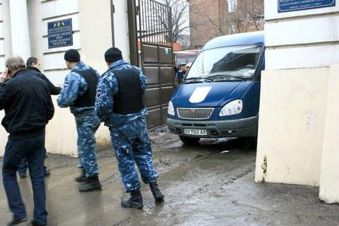 бойцы охранной фирмы "Кратос не выпускают машину Пирогова