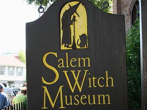 Вывеска музея салемских ведьм