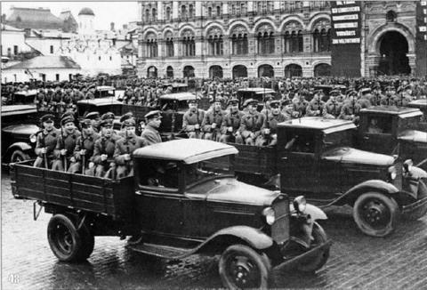 Пехота на грузовиках ГАЗ -АА во время парада на Красной Площади. (Фронтовая Иллюстрация 04-2001. 'Прелюдия к' Барбароссе')