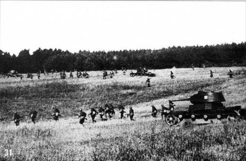 Пехота при поддержке танков Т-26 идет в атаку. Учения КОВО, 1940 г. ( Фронтовая Иллюстрация 04-2001. 'Прелюдия к 'Барбароссе' )