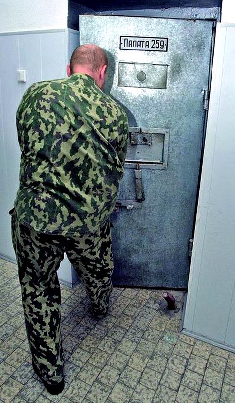 У двери тюремной палаты. В Киевском СИЗО каждая охраняется. Фото: А. Ильченко