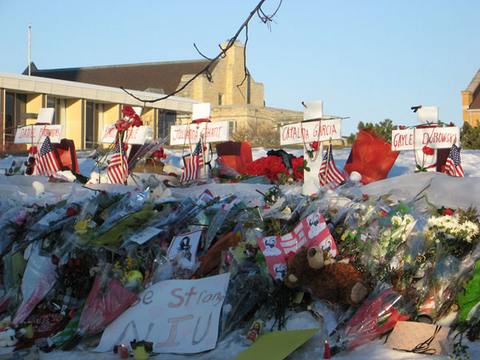 Мемориал возле Университета Северного Иллинойса жертвам 27-летнего аспиранта Стивена Казмирчака. Фото (Creative Commons license): Abog  