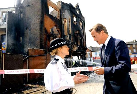 Премьер-министр Великобритании Дэвид Кэмерон поддерживает суровые приговоры погромщикам Фото: Stefan Rosseau (AP)