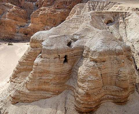 Первым на свитки набрел в 1947 году в пещере у Мертвого моря пастух-бедуин