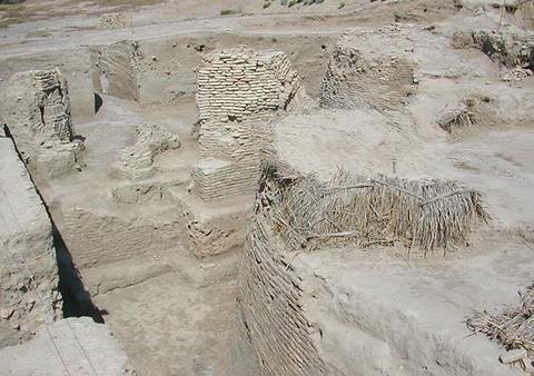 Раскопки у крепостных ворот Отрара