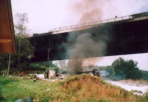 Падение бензовоза со стометрового моста в Германии