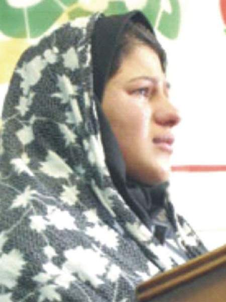 17-летняя Назани из Ирана. Приговорена к смертной казни за превышение пределов необходимой обороны: убила мужчину, который пытался изнасиловать ее и ее 15-летнюю сестру
