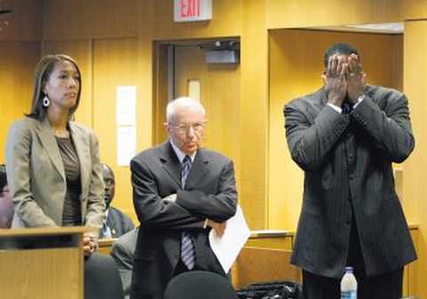 Кваме Килпатрик, бывший мэр Детройта, реагирует на решение суда в 2008 году. Сообщения, носящие явно сексуальный характер, послужили уликой в его деле о даче ложных показаний