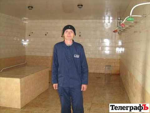 Задоволений ув’язнений у новому відремонтованому душовому комплексі. 