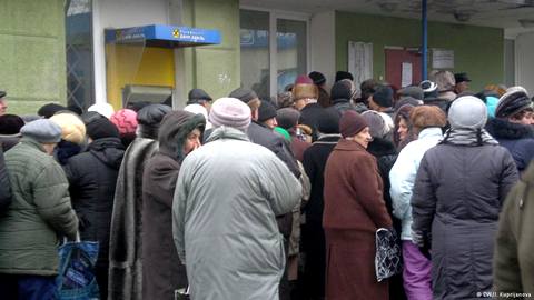 Очередь у одного из банков в Донецке