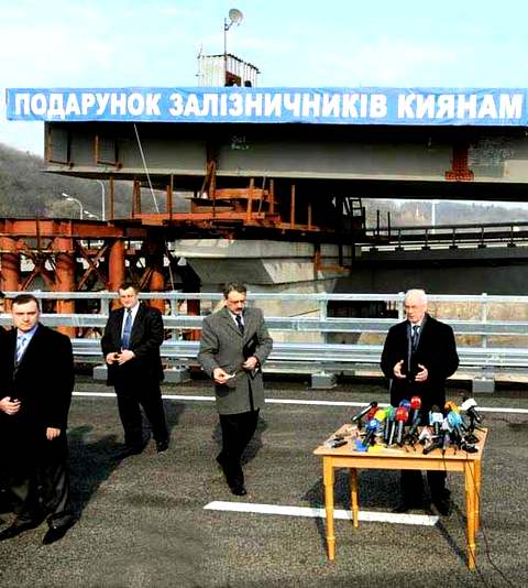 Открытие автомобильной части моста 31 марта 2011 г. УНИАН