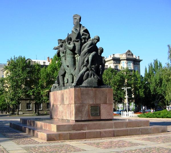Тыльная сторона памятника героям-ольшанцам в Николаеве