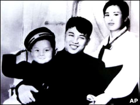 Предположительно, на этом фото Ким Ир Сен и его жена держат на руках маленького Ким Чен Ира  
