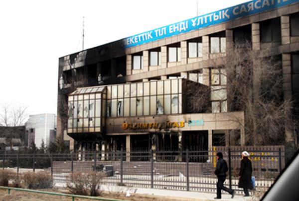 Административное здание «Узеньмунайгаза» после погромов