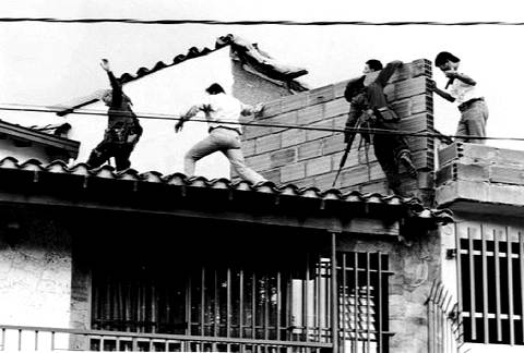 Штурм здания во время совместной операции колумбийских властей и Управления по борьбе с наркотиками США,1993г. Фото AFP