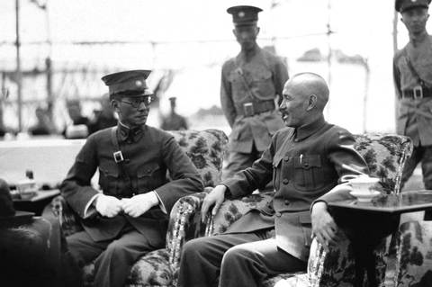 Глава правительства Нанкина, китайский генерал Чан Кайши (справа), сидит рядом с генералом Lung Yun, председателем правительства провинции Юньнань, в Нанкине, 27 июня 1936 года.