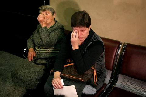 Мать и сестра убитого фермера Александра Иванова перед началом оглашения приговора. Фото: Анна Артемьева/«Новая газета»