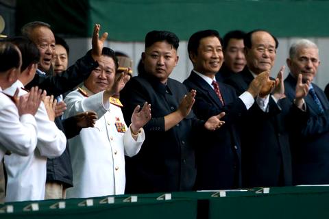 Ким Чен Ын с другими высокопоставленными северокорейскими чиновниками (Ed Jones / AFP / Getty)