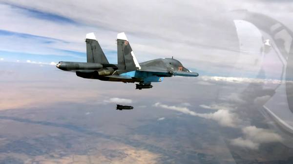 Су-34 во время воздушной операции в Сирии сбрасывает авиабомбу КАБ-500-С весом 560 кг