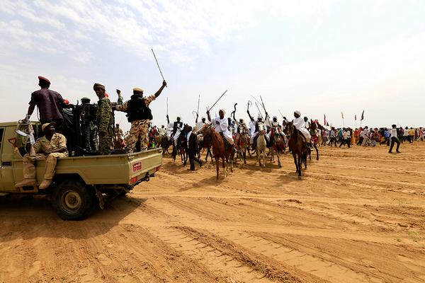 Приветствие Омара аль-Башира в Дарфуре. Фото: Mohamed Nureldin Abdallah / Reuters