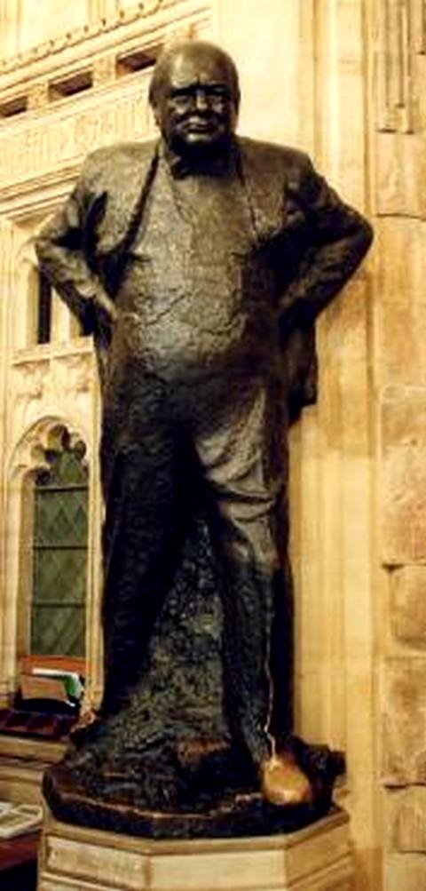 Слой бронзы на левой ноге Черчилля неоднократно стирали, однако автор статуи поначалу регулярно подновлял его. После смерти скульптора ногу стерли почти до основания