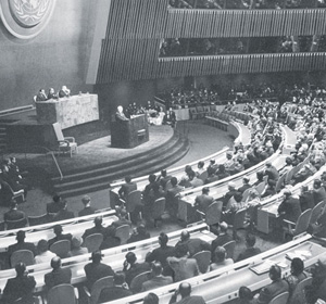 Никита Хрущев на сессии Генеральной Ассамблеи ООН обещает отменить смертную казнь в СССР.
