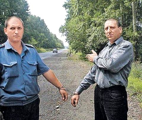 Участковый Игорь Гарайчук (справа) показывает, где из-за него убили двух человек