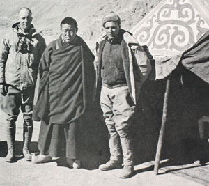 Брук Долан (крайний слева) и Илья Толстой (крайний справа).  Фото из книги А Portrait of Lost Tibet. 1996. University of California