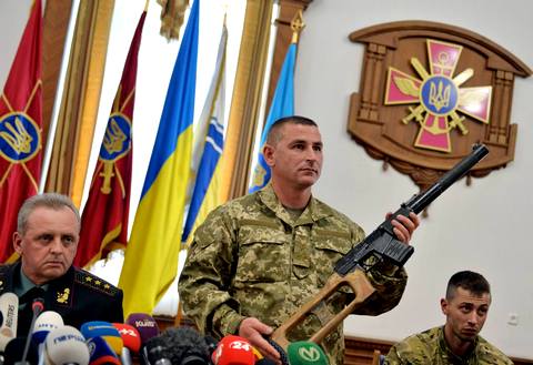 Украинские военные показывают захваченое оружие у пленных российских разведчиков на пресс-конференции. Фото: Женя Савилов / AFP / East News