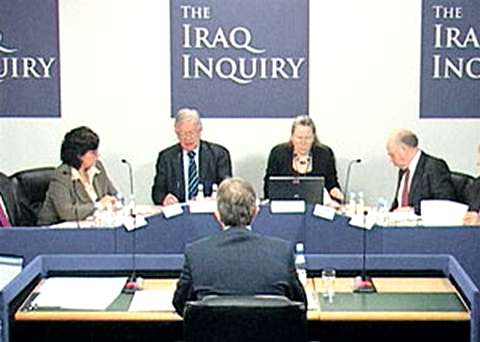 Тони Блэр тщетно пытался оправдаться в 2010 году перед независимой Комиссией по расследованию обстоятельств войны в Ираке.  Фото Reuters