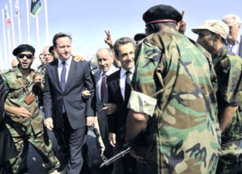 Дэвид Кэмерон и Николя Саркози не скрывали искренней радости в ходе сентябрьского визита на благодатную ливийскую землю.  Фото Reuters