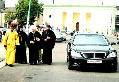 На каких элитных авто разъезжают по «Божьим делам» украинские святые отцы (фото) 449562_main