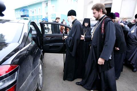 На каких элитных авто разъезжают по «Божьим делам» украинские святые отцы (фото) 449564_main