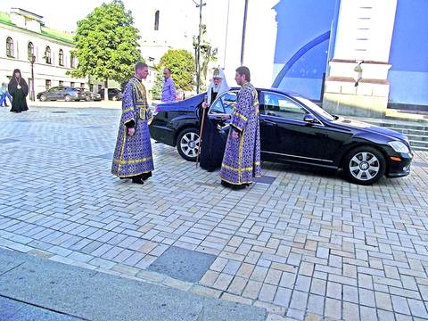 На каких элитных авто разъезжают по «Божьим делам» украинские святые отцы (фото) 449565_main