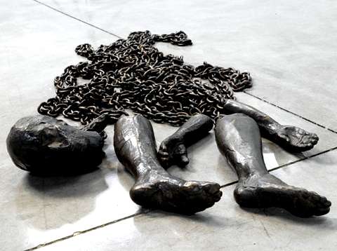 скульптура К.Смит, «цепи Дейзи» изображающая сгоревшую женщину