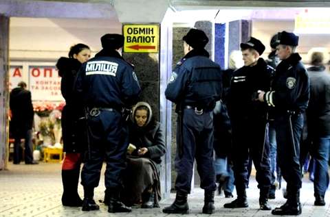 Майдан. Милиция гоняет просящих милостыню выборочно, хотя это запрещено. Фото: А. Искрицкая  