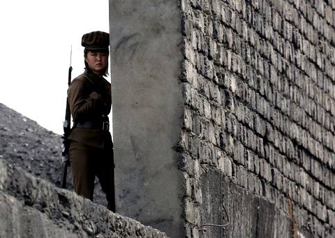 Северокорейский патрульный солдат на границе с Китаем (STR / AFP / Getty)