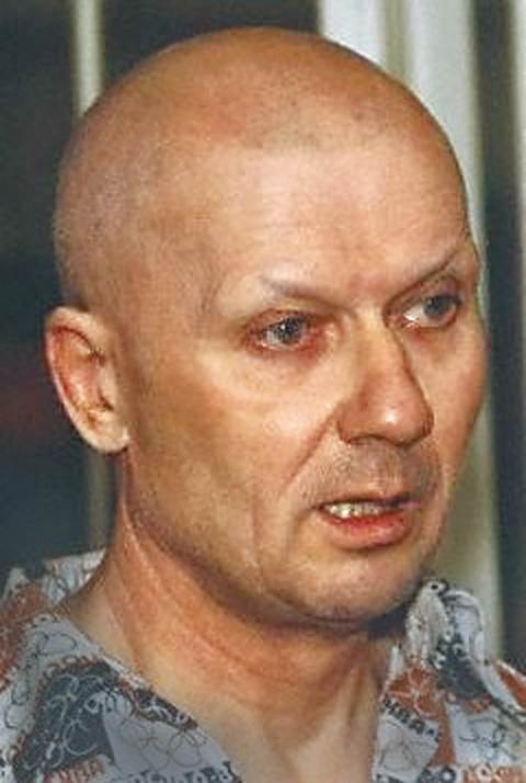 Убийца века Андрей Чикатило. 53 доказанных убийства, в том числе 35 детей и подростков в возрасте от 7 до 17 лет. Расстрелян в 1994 году.
