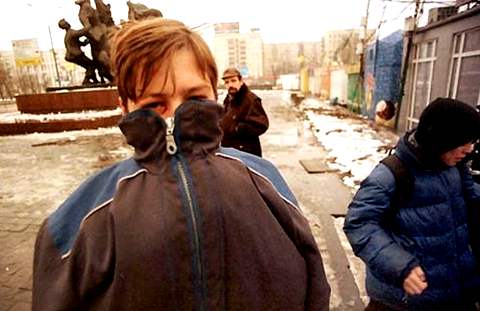 Фото: 2002.novayagazeta.ru  Полиэтиленовый пакет - самый дешевый наркотик