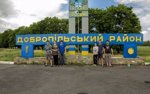 В Доброполье проукраинские активисты перекрашивают город в национальные цвета