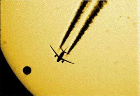 Транзит Венеры по диску Солнца в 2004 году.