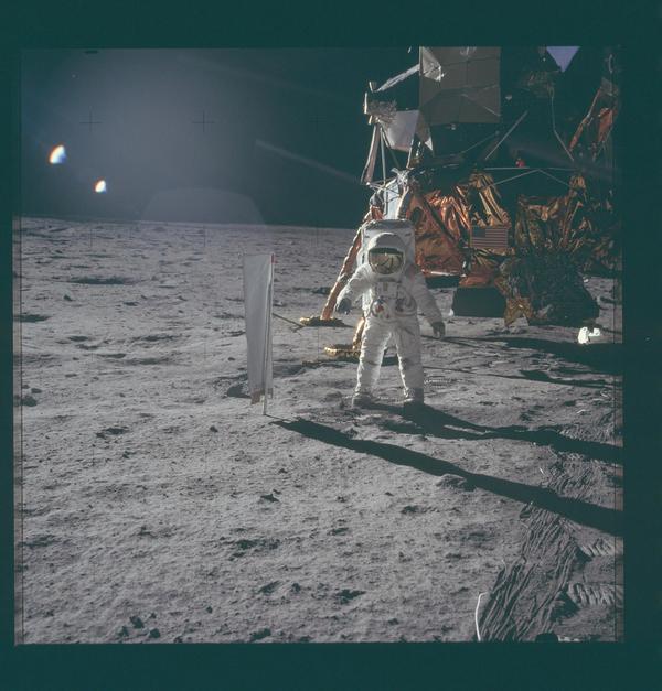 В результате миссии «Апполон-11» было оставлено несколько объектов.Фото: NASA