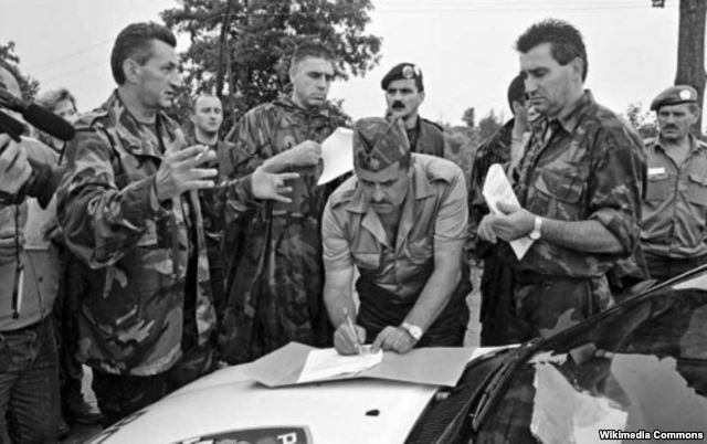 Командование Кордунского корпуса РСК подписывает акт о капитуляции. Глина, август 1995 года