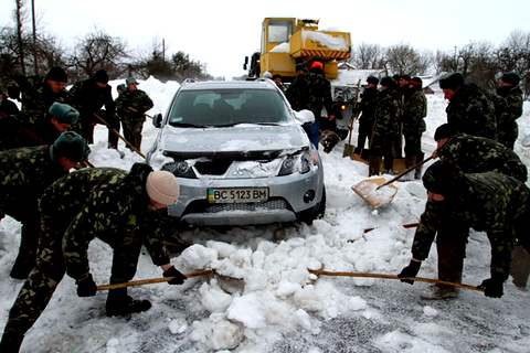 Снежные заносы на трассе Киев-Чоп